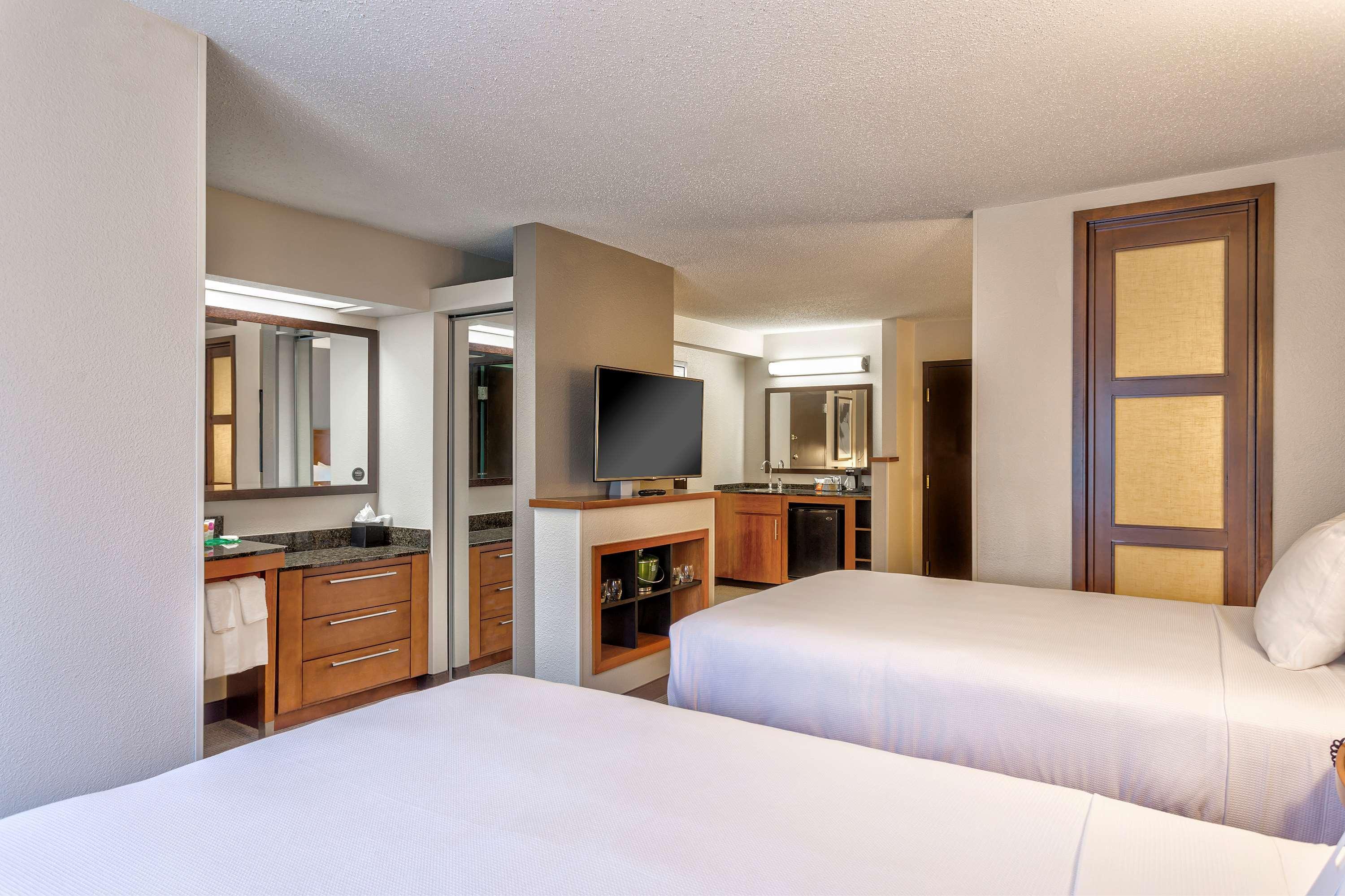 Wyndham Garden Kansas City Airport Exterior photo