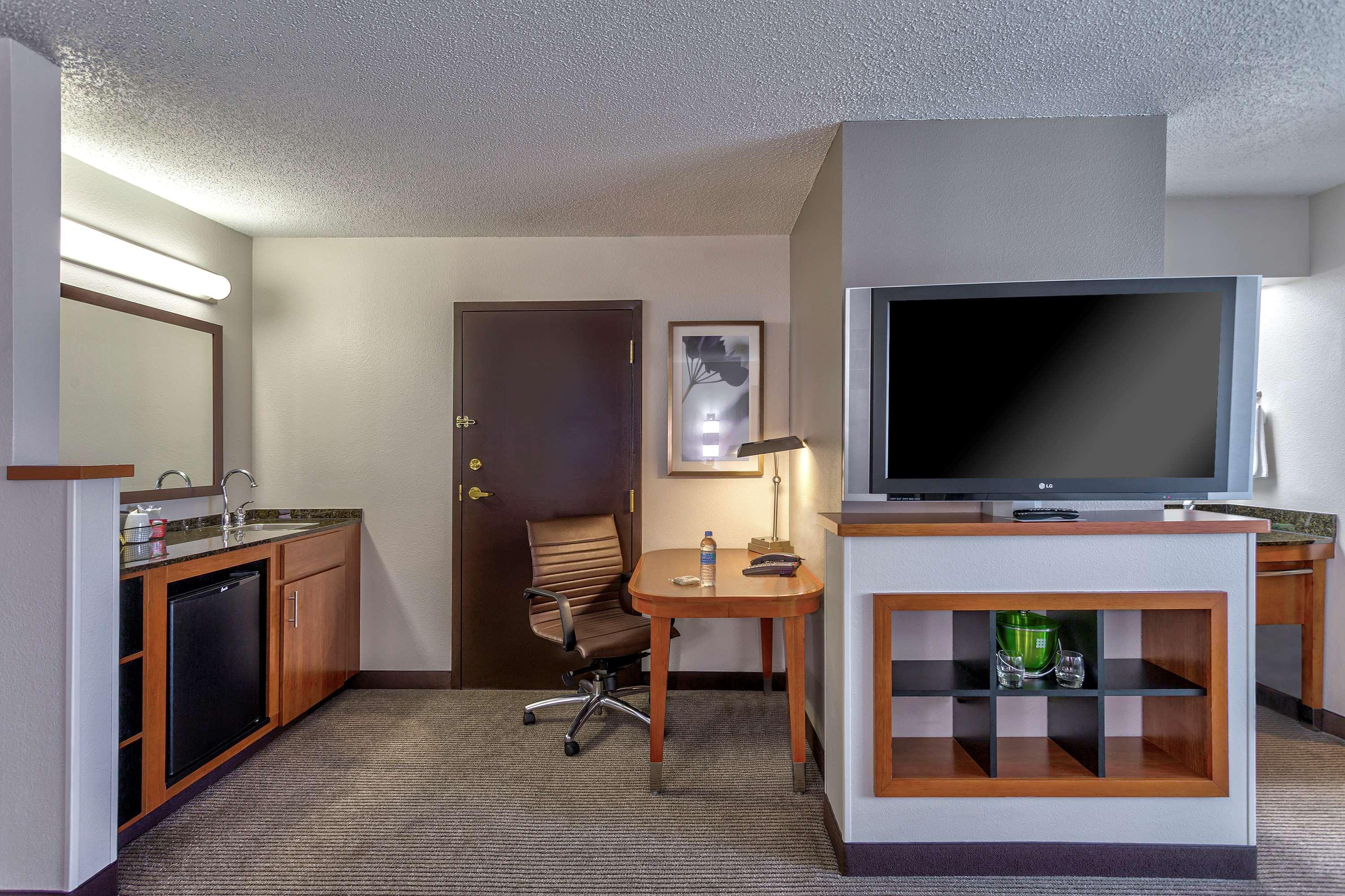 Wyndham Garden Kansas City Airport Exterior photo