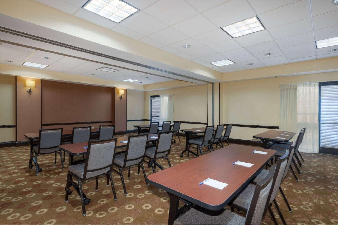 Wyndham Garden Kansas City Airport Exterior photo
